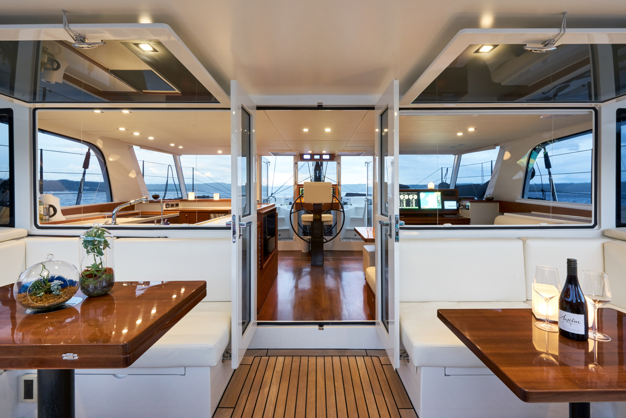 Беринг катамаран 32 Interior